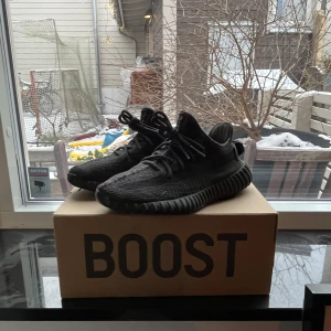 Svarta Adidas Yeezy Boost 350 V2 - Säljer ett par svarta Adidas Yeezy Boost 350 V2 i mycket bra skick. Skorna har en stilren design med snörning och en bekväm Boost-sula. Perfekta för både vardag och fest! Kommer i originalförpackning. PRIS KAN DISKUTERAS VID SNABB AFFÄR!