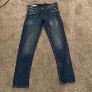 Blå repaly jeans - Säljer ett par snygga blå jeans från Replay i modell grover. Riktigt sköna och knappt använda. Straight fit.