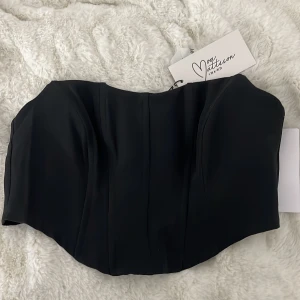 Svart korsettopp - Snygg svart korsettop, jättebra skick aldrig använd🌸