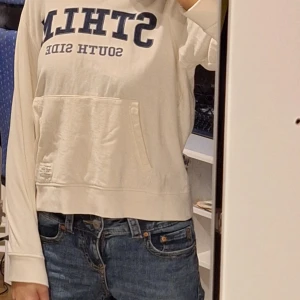 Vit hoodie med tryck - Säljer min vita hoodie då jag inte längre kan ha den. Den är I storlek 150