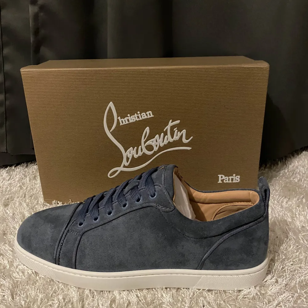 Ljusblåa Louboutins i storlek 44. Det bara skriva vid frågor eller något annat!. Skor.