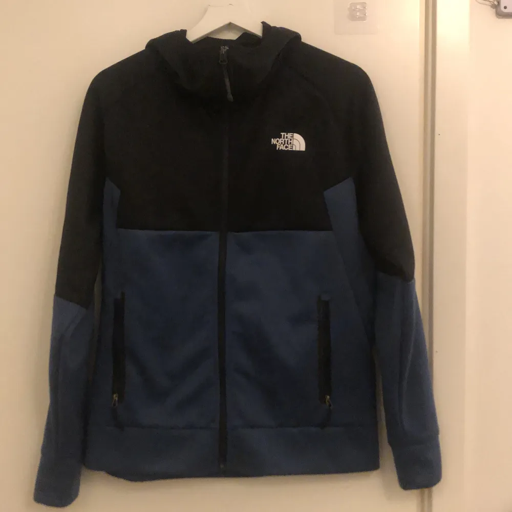 Säljer min tracksuit som är storlek m. Skicket är bra och sälj billigt för jag vill bli av med den. Om man vill köpa den separat så kostar byxorna 400 och koftan 600.. Hoodies.