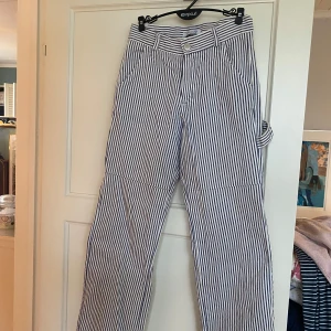 Randiga byxor från Design by si - Säljer dessa jättefina byxor från Design by Si💕Använda men i väldigt fint skick!