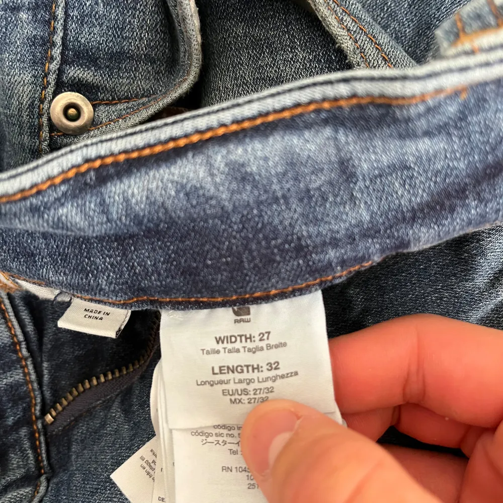 Säljer ett par snygga blå jeans från G-Star RAW i bra skick. De har en cool slitningseffekt och en klassisk femficksdesign. Perfekta för både vardag och fest! Passar dig som gillar en tight passform.. Jeans & Byxor.