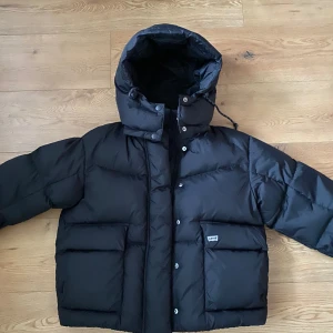 Levis Jacka - En så fin svart jacka från Levis som jag bara använt 1 gång. Den har inga defekter eller skavanker så den är så gott som ny. Den är i storlek XS men skulle säga att den passas S också om man vill ha någon som sitter lite tajtare💓  Nypriset är 1855kr