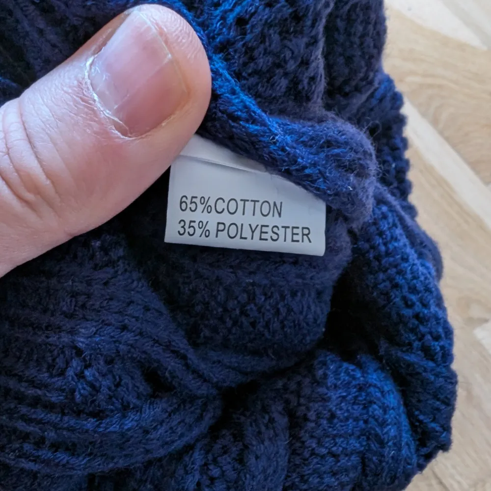 Säljer en snygg blå stickad mössa från Polo med ett rött broderat emblem. Mössan är gjord av 65% bomull och 35% polyester, vilket gör den både varm och bekväm. Perfekt för kyliga dagar!. Accessoarer.