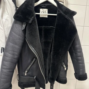Jacka från ZARA - Jätte fin höst/vinter jacka från Zara, använd en ”säsong”. Slutsåld så hög efterfrågan! Fint skick, absolut tecken på användning men inga skador eller slitage. Storlek S, passar en S/M skulle jag säga. Nypris ca 1200kr minns ej exakt! Pris kan diskuteras vid snabb affär.