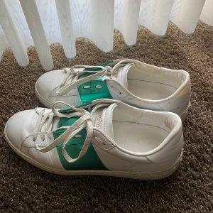 Valentino open sneakers - Säljer mina valentino open sneakers, skorna har några slitningar men är i bra condition i helhet. Strl 40. Köpte de här på plick. Har ej box och kvittot längre, därav priset