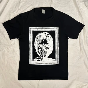 *RARE* Number (N)ine tshirt - AW02 number nine John Lennon tee. utmärkt skick med tanke på ålder. size 3. sitter som M. kom privat vid frågor.