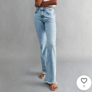 Säljer dessa booutcut jeans! Passar inte mig då jag är gravid. Köpt för 600kr säljer för 200kr! 