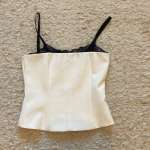 Jätte gullig vit topp - Gullig vit topp mer svart spets från Zara! Helt ny, köpt för något år sedan men aldrig använt, lappen är kvar!