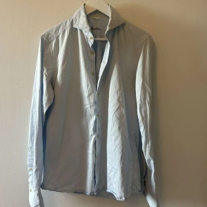 Stenströms skjorta  - Säljer en stilren ljusblå skjorta från Stenströms i bra skick, skjortan är inte struken men ser bra ut när den är struken. Dm för ytterligare info