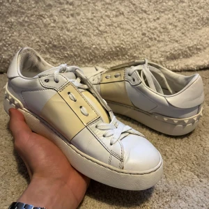 Valentino Opens 37 - Säljer dessa fin Valentino Opens som är perfekta både till sommar och vinter💕 | Skick 8/10, pytte lite smutsiga bara men går enkelt att fixa. | Dom är även nötta i hälen. | Storlek 37. | Går att lösa fler bilder, bara att skriva! 😊