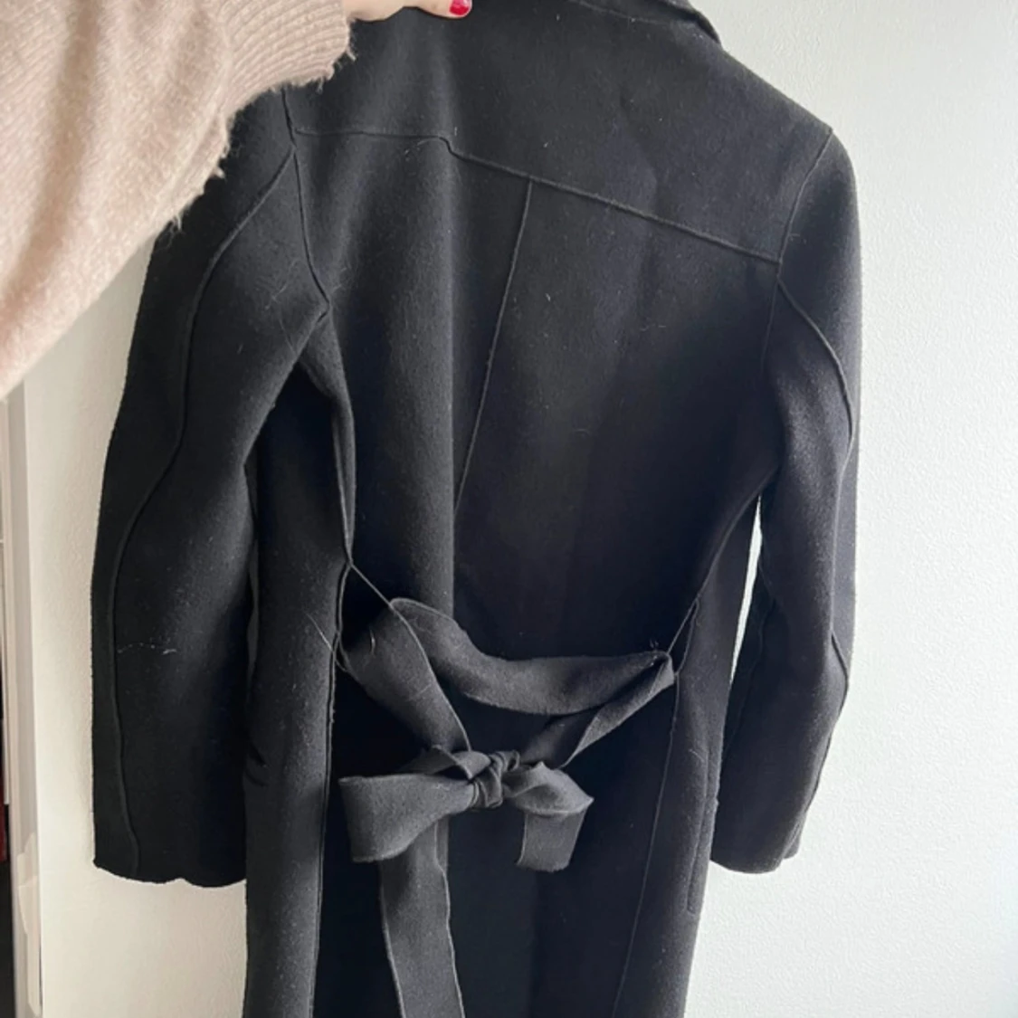 Svart kappa med knytband - 92