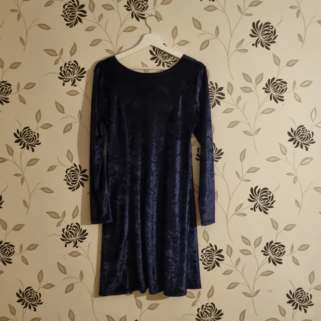 Mörkblå sammetklänning från Ewings Clothing - 91