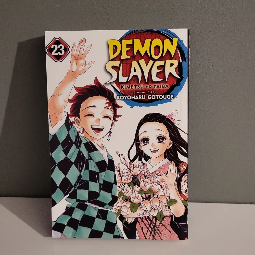 Säljer flera volymer av den populära mangan 'Demon Slayer: Kimetsu no Yaiba' av Koyoharu Gotouge. Varje bok har en unik och färgstark omslagsdesign med olika karaktärer från serien. Perfekt för mangaälskare och samlare! 310 för alla. Böckerna har inget täcken på att bli gula! . Böcker.