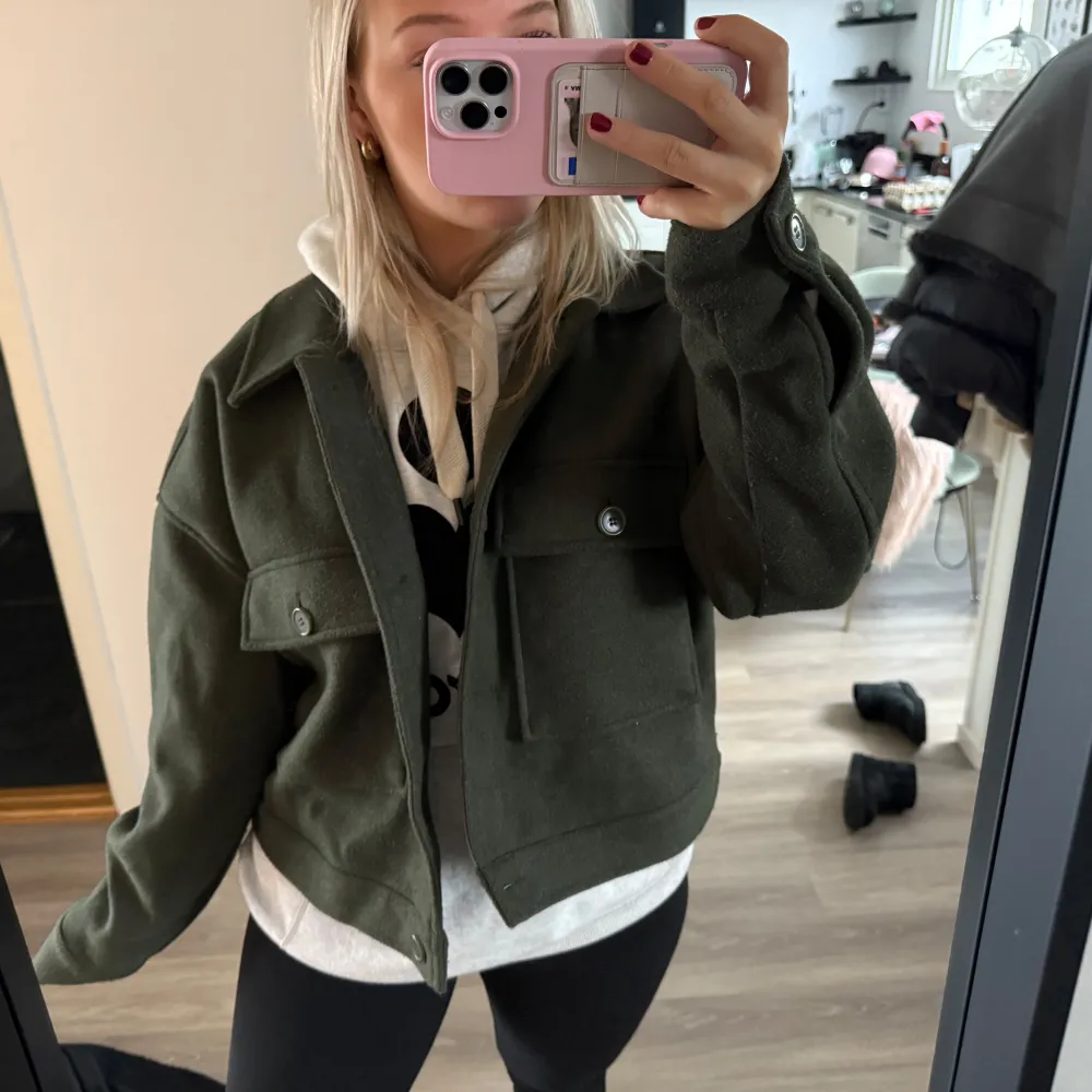 Jätte snygg grön jacka som är köpt i en strl för att den skulle vara mer oversized, har vanligtvis xs-m i strl!! . Jackor.