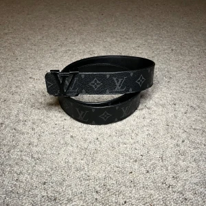Louis Vuitton bälte -  Säljer detta feta lv bälte, Skicket är mycket bra då jag använt det lite, längd 105 cm. Kvitto finns. För andra frågor är det bara att höra av sig 🙌