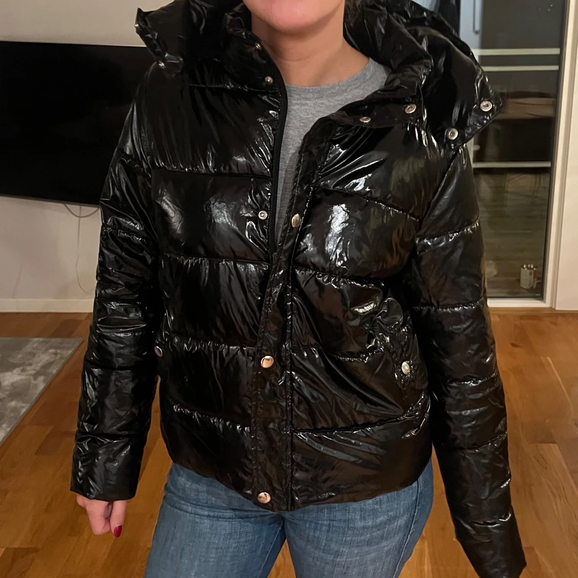 Svart glansig pufferjacka