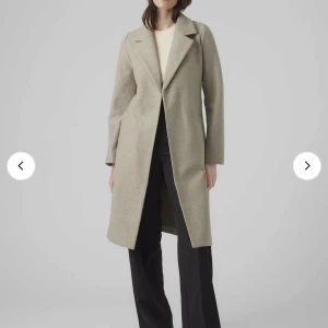 Beige kappa med bälte - Säljer en elegant beige lång kappa med  bälte i midjan. Perfekt för höst och vår, den är i bra skick och köpt från Vera Moda i storlek xs❤️