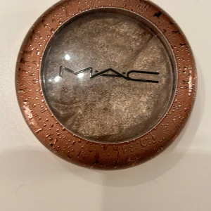 Foiled ögonskugga från MAC - Säljer en superfin foiled ögonskugga från MAC i nyansen Monaco-Co. Den har en skimrande, metallisk finish som ger en glamorös look. Perfekt för fest eller en utekväll! Kommer i en snygg kopparfärgad förpackning med genomskinligt lock.