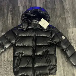 Hej! Jag säljer nu min moncler maya, jackan är u jättebra skick jag har inte använd så mycket och när jag gjorde de var det sparsamt, jag har köpt den ifrån Moncler.Com och jag har digital kvittot till köpet. Jackan är jätte varm perfekt till vintern den ända anledningen varför jag säljer den är för den inte passar min stil längre, priset är hugget i Sten.