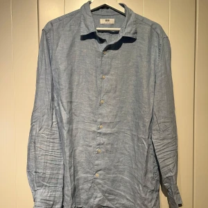 Ljusblå linneskjorta från Uniqlo - Säljer en stilren ljusblå skjorta från Uniqlo i linne. Väldigt luftig skjorta i premium linne. Stryker du skjortan är den så gott som ny. Nypris 600:-