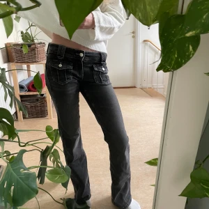 Svarta jeans med fickdetaljer - Säljer ett par snygga svarta low waist jeans i mycket bra skick, endast använda ett fåtal gånger. Speciella super snygga fickor fram som ger en cool och egen look. Från Gina Tricot Young 🖤
