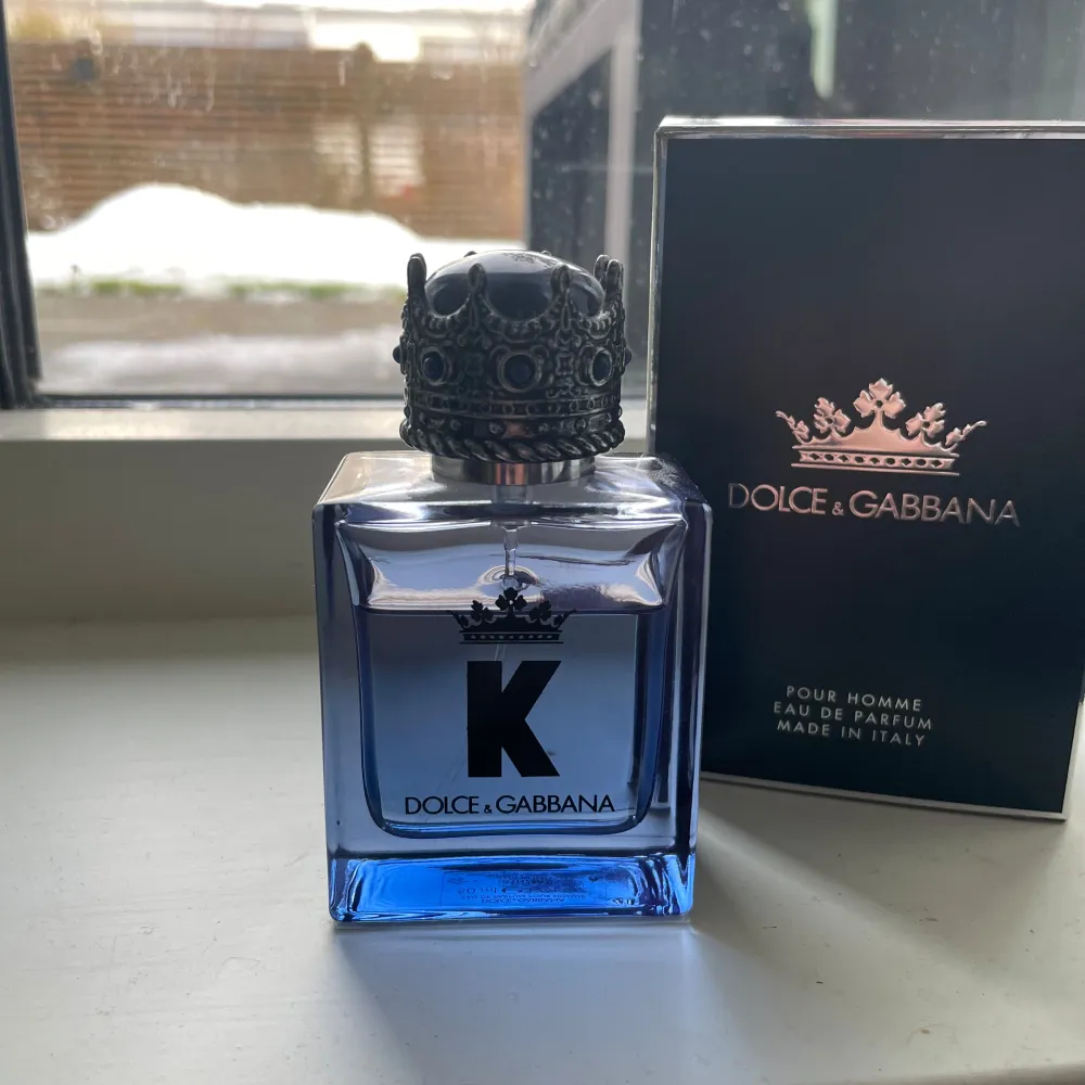 Säljer en lyxig herrparfym från Dolce & Gabbana. Flaskan är stilrent designad i blått glas med en kunglig krona som lock. Doften är intensiv och maskulin, perfekt för speciella tillfällen. Kommer i originalförpackning. Made in Italy. 40 ml kvar i 50 ml flaskan. . Parfym.