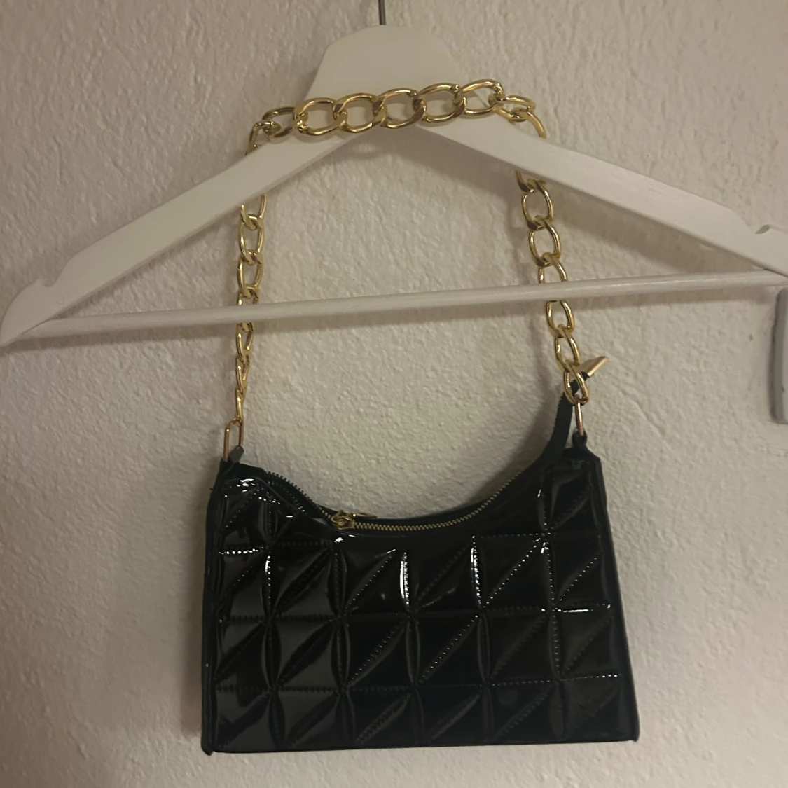 Svart quiltad axelväska med guldkedja