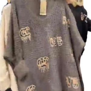 Grå stickad tröja med tryck - Säljer en grå stickad tröja med coola tryck i beige. Perfekt för höst och vinter, den är både varm och stilren. Tröjan har en loose passform och långa ärmar, vilket gör den superbekväm att bära. Passar perfekt till jeans eller leggings för en avslappnad look.