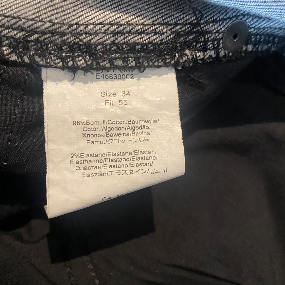 Svart jeanskjol i lite vaxat material i strl 34 från Part Two - 92