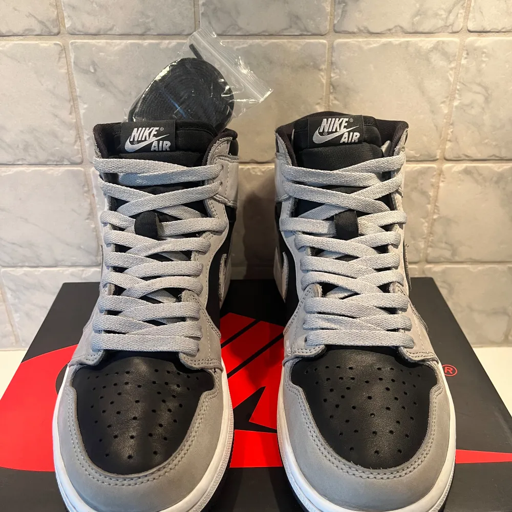 Tjena! Säljer ett par snygga Nike Air Jordans  Retro High Shadow 2.0, strl 42,5. Skorna är i nästintill nytt skick och kommer med originalbox samt kvitto. Perfekta för både vardag och fest, en sko som funkar till alla tillfällen.  Allt orginal medföljder, såsom både grå och svarta snören, kvitto samt box. Köpta på hypestein, Stockholm. Skriv privat för mer information, samt bild på kvitto ✅ . Skor.