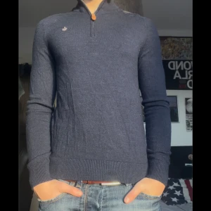 Mörkblå ulltröja från Morris - Säljer en snygg mörkblå tröja från Morris i 100% merinoull,Perfekt nu till vintern! Säljer pga att den är för liten. Pris kan diskuteras 