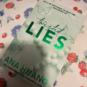 Boken 'Twisted Lies' av Ana Huang handlar om kärlek och svek. Perfekt för dig som gillar romantik och spänning. En del av en beroendeframkallande serie som utforskar komplexa relationer och hemligheter.