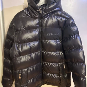 Svart glansig vinterjacka från Alessandro Zavetti  - Säljer en snygg glansig pufferjacka från Alessandro zavetti. Storlek M herr. Användes något förra vintern men i väldigt bra skick. Nypris 1300