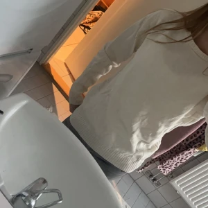 Stickad tröja - Säljer en superfin och super skön stickad tröja i beige. Perfekt nu för höst och vinter!! Den är i bra skick och har inge synliga defekter. Skriv om ni har frågor💕💕