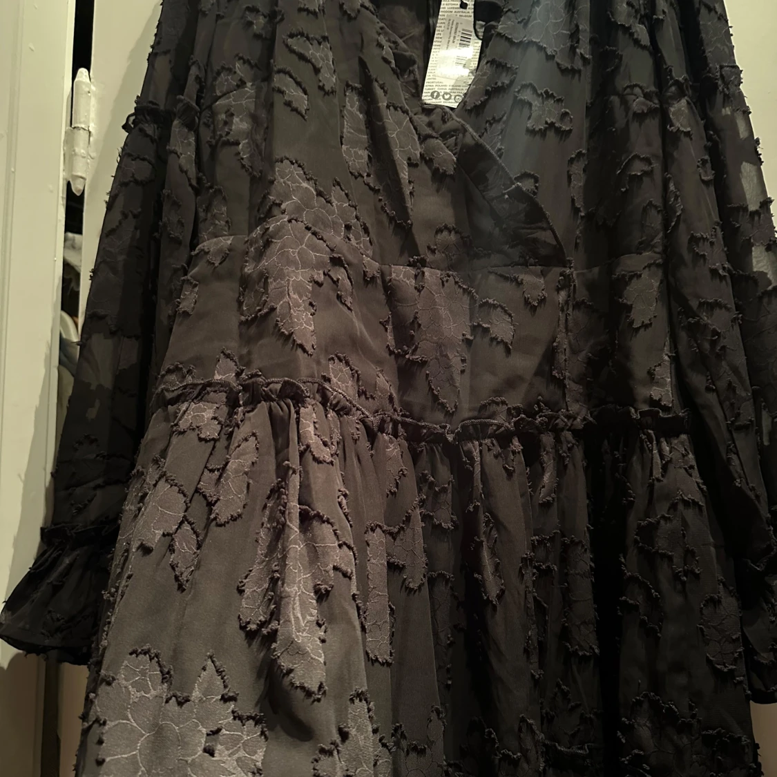 Svart klänning med volangdetaljer - 90