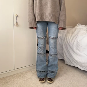 Bootcut jeans - Drömigaste jeansen med så coola detaljer och skärp. De är 33cm över midjan och 82cm i innerben. Står 44 i jeansen, men passar som s skulle jag säga🩵