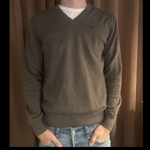 Brun tröja från J.Lindeberg - Vi säljer en stilren brun tröja i mycket bra skick. Perfekt för stilren vardag. Tröjan har långa ärmar och ribbade muddar vid ärmslut och nederkant. Passar bra till jeans för en avslappnad look. Skick- 9/10. Inga defekter och mycket sparsamt använd. Nypris 1100. Tveka inte på att höra av dig vid frågor/intresse💫