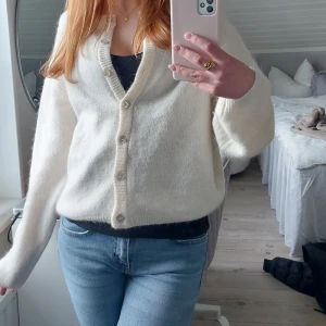 Vit kofta från Gina Tricot - Mysig vit kofta från Gina Tricot i storlek XS. Den är stickad och har knappar framtill. Perfekt för hösten och vintern. Koftan är helt ny och inte använd!💓💓 Jag säljer bara för över 220 eftersom många är intresserade!! Skriv vid frågor, jag svarar snabbt.