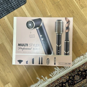 Rusta Multi Styler Professional 6-in-1 - En mångsidig hårstyler med sex olika funktioner för att skapa olika frisyrer. Inkluderar flera tillbehör för att locka, torka och styla håret.            Oöppnad och kvitto tillkommer 
