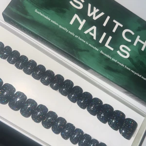 Glittriga lösnaglar från Switch Nails - Snygga och hållbara lösnaglar med glittereffekt från Switch Nails. Perfekta för en festlig look! De är återanvändbara och tillverkade av återvunnet material. Lätta att applicera hemma för en salongskvalitet på nolltid.