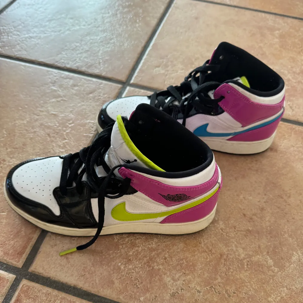 Säljer ett par Nike Air Jordans i bra skick! De har en cool färgkombination av svart, vit, rosa, limegrön och blå. Storlek dam 38/Youth 5.5 US. Ena snöret saknar en rosa plastbit (se bild).. Skor.