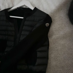 Moncler cardigan  - Säljer en moncler cardigan i mycket fint skick. Kommer inte sälja under 5000