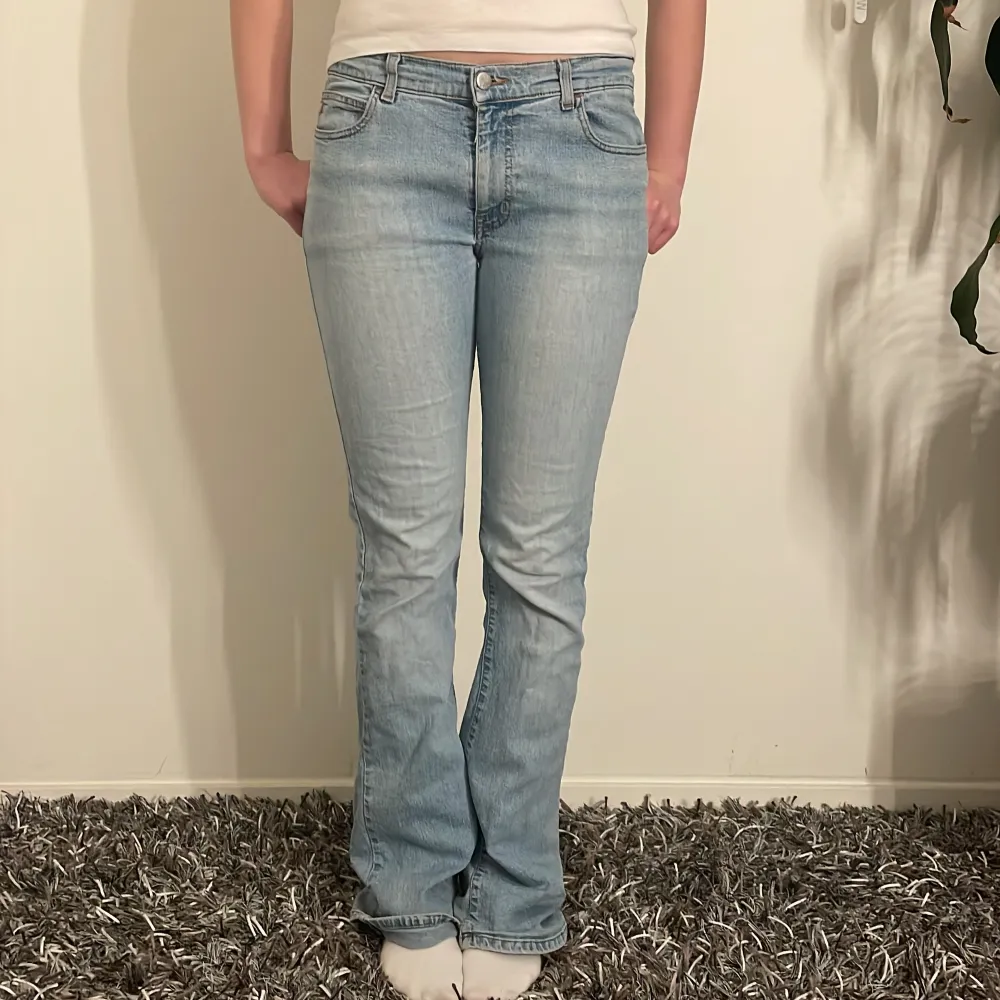 Säljer ett par ljusblå bootcut jeans i bra skick. De är mid waist.. Jeans & Byxor.