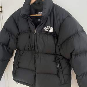 Säljer en retro 1996 nuptse dunjacka från the north face i fint skick. Storlek S. Den är köpt 2022 men bara använd en vinter. Om du har någon fråga hör av dig!