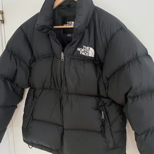 The North Face jacka - Säljer en retro 1996 nuptse dunjacka från the north face i fint skick. Storlek S. Den är köpt 2022 men bara använd en vinter. Om du har någon fråga hör av dig!
