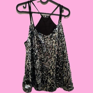 Festligt paljettlinne - Ultimata partylinnet! 🪩 sparsamt använt. Saknar lapp men är köpt på Kappahl och storlek M. Lösare passform nedtill.  Kan hämtas i Hornstull 