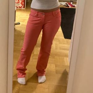 Rosa jeans - Säljer ett par snygga rosa byxor i bra skick. De är lågmidjade och har en straight passform som ger en skön och avslappnad stil. Perfekta för både vardag och fest! 🩷Storlek är 30, men är som xs/s
